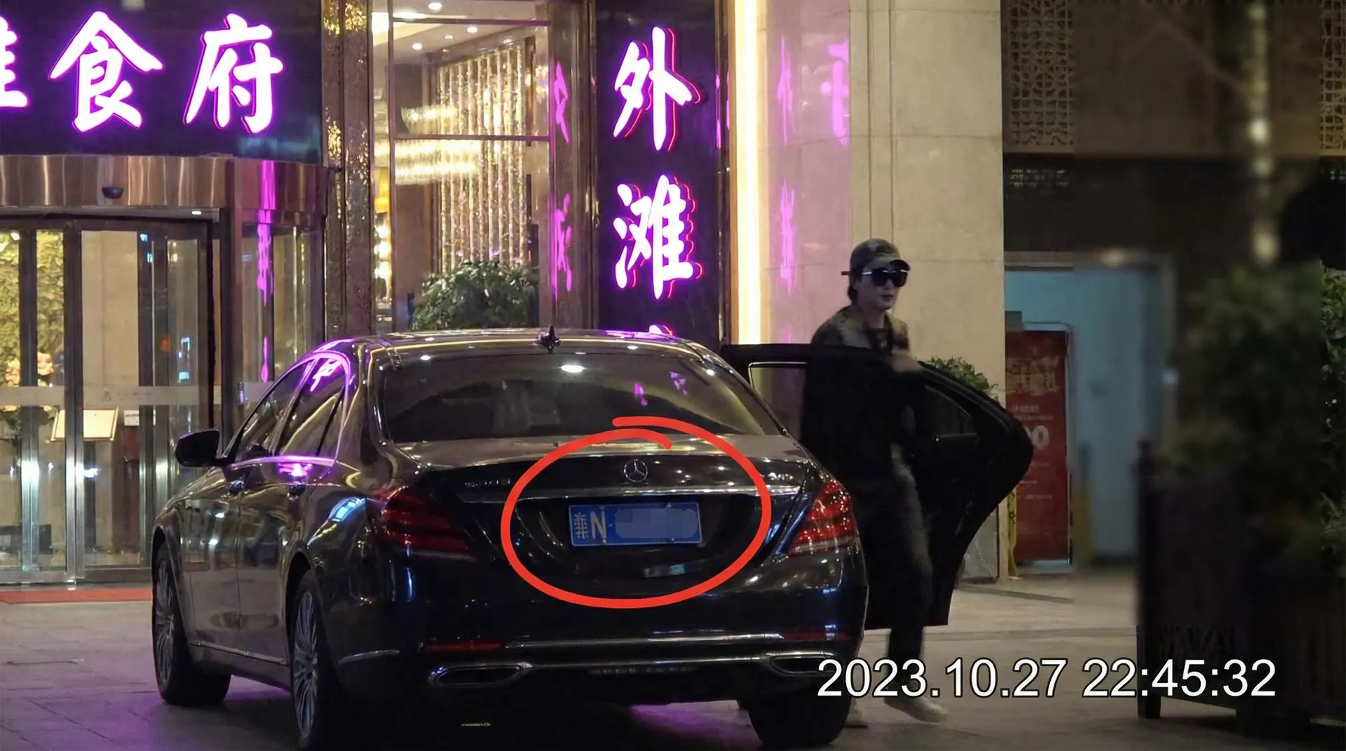 媚黑 - 豪车餐厅外偷拍